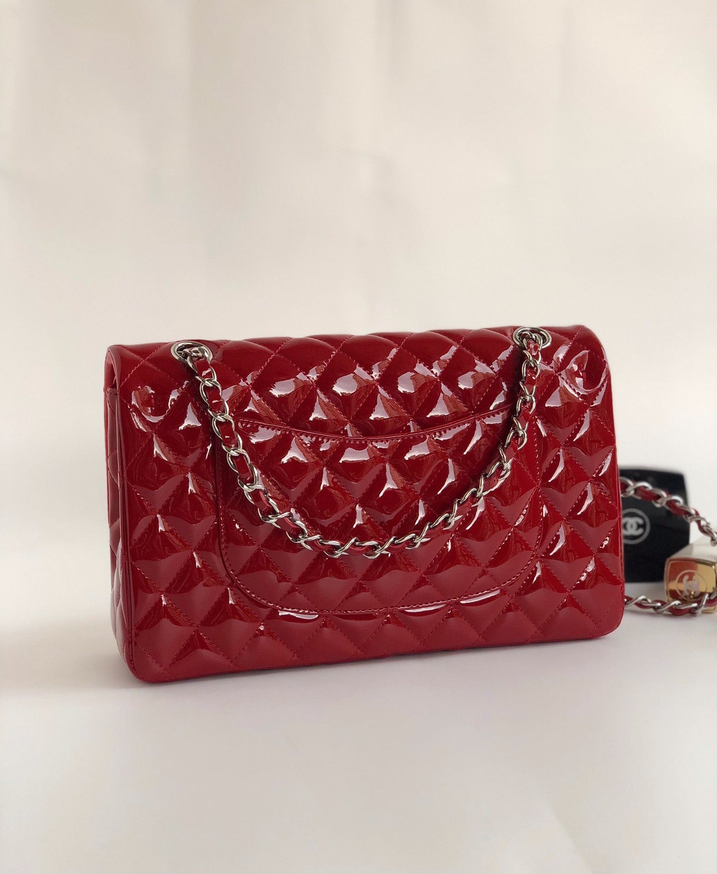 BOLSO CON SOLAPA MEDIANO 25CM PIEL DE BECERRO CHAROL ROJO HERRAJES PLATEADOS