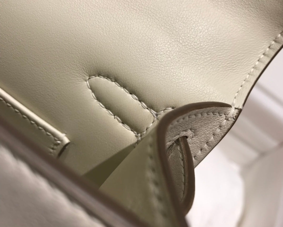 POCHETTE HM KELLY 22 CM BLANC BEIGE SWIFT QUINCAILLERIE OR