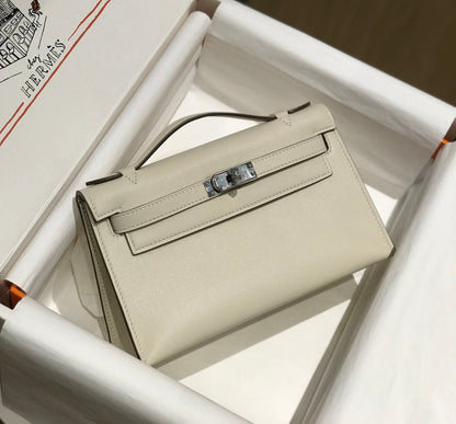 POCHETTE HM KELLY 22 CM BLANC BEIGE SWIFT QUINCAILLERIE ARGENTÉE