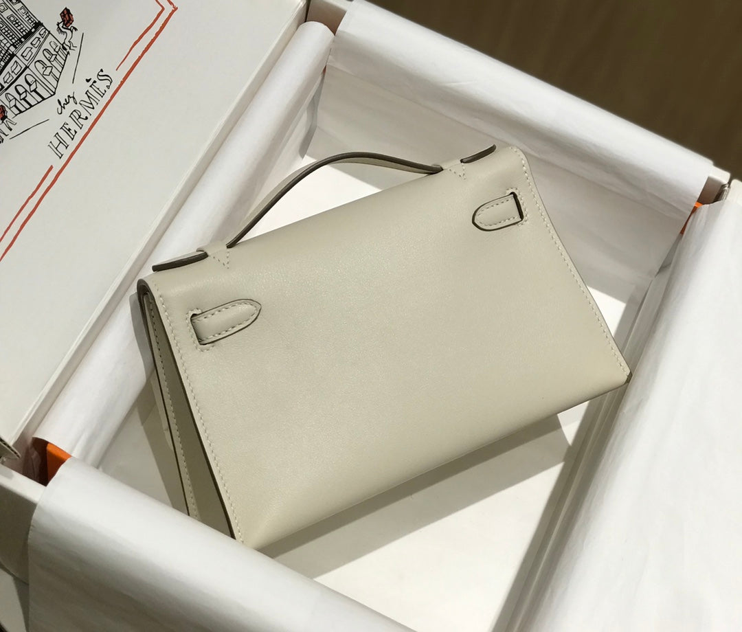 POCHETTE HM KELLY 22 CM BLANC BEIGE SWIFT QUINCAILLERIE ARGENTÉE