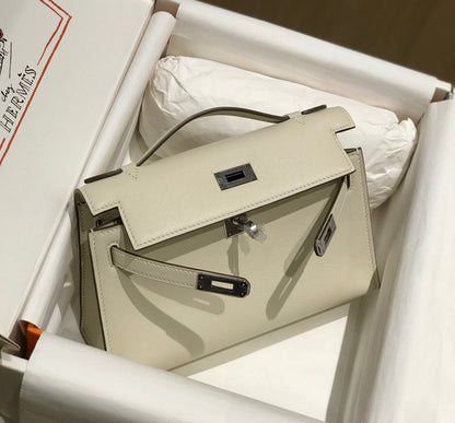 POCHETTE HM KELLY 22 CM BLANC BEIGE SWIFT QUINCAILLERIE ARGENTÉE