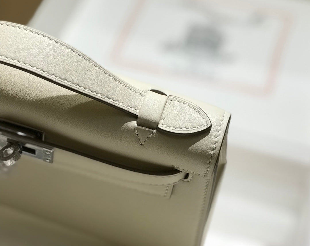 POCHETTE HM KELLY 22 CM BLANC BEIGE SWIFT QUINCAILLERIE ARGENTÉE