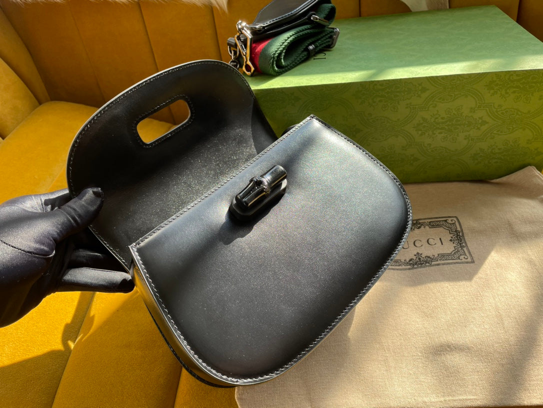 BOLSO DE ASA DE BAMBÚ 21 EN PIEL DE BECERRO NEGRA