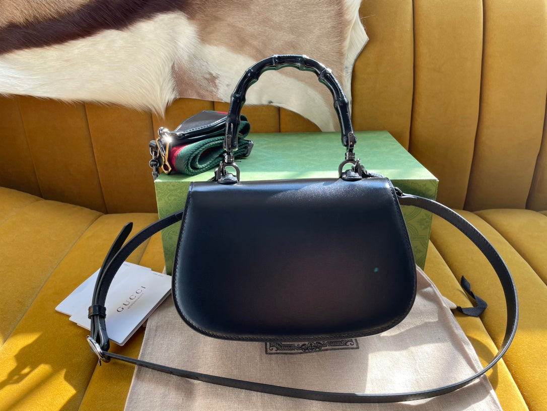 BOLSO DE ASA DE BAMBÚ 21 EN PIEL DE BECERRO NEGRA