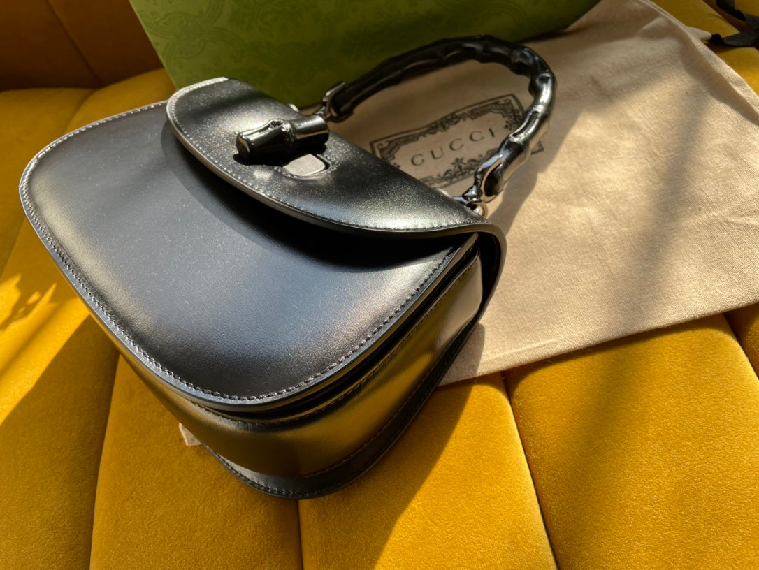 BOLSO DE ASA DE BAMBÚ 21 EN PIEL DE BECERRO NEGRA