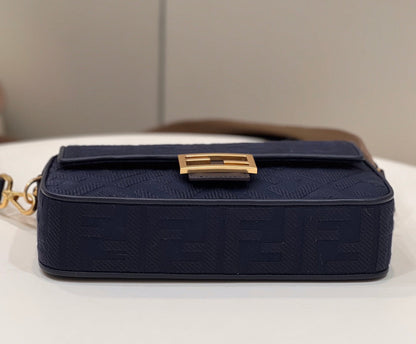 BAGUETTE À MOTIF FF 27 EN TISSU JACQUARD BLEU MARINE, QUINCAILLERIE DORÉ