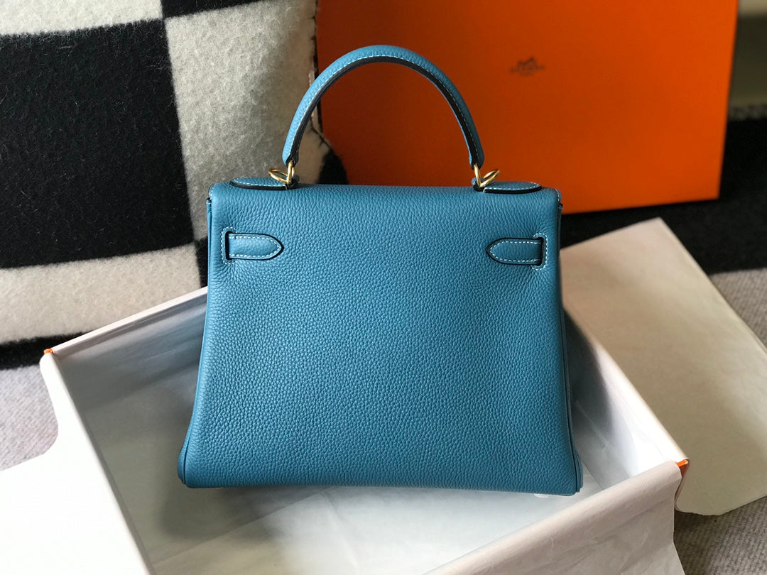 HM Kelly 32 cm, cuero Togo azul vaquero, herrajes dorados