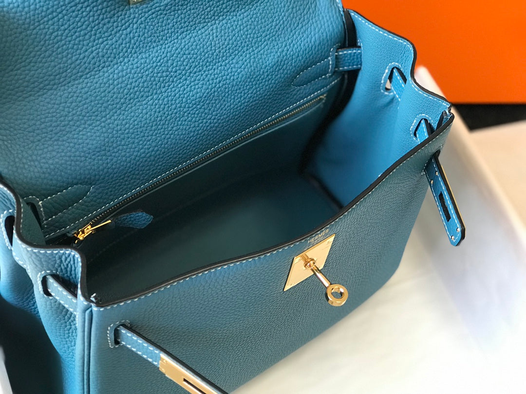 HM Kelly 32 cm, cuero Togo azul vaquero, herrajes dorados