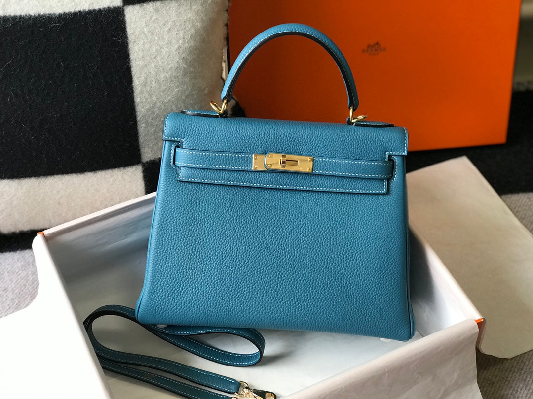 HM Kelly 32 cm, cuero Togo azul vaquero, herrajes dorados