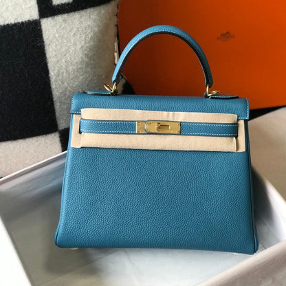 HM Kelly 32 cm, cuero Togo azul vaquero, herrajes dorados