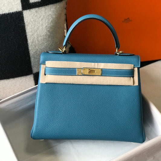HM Kelly 32 cm, cuero Togo azul vaquero, herrajes dorados