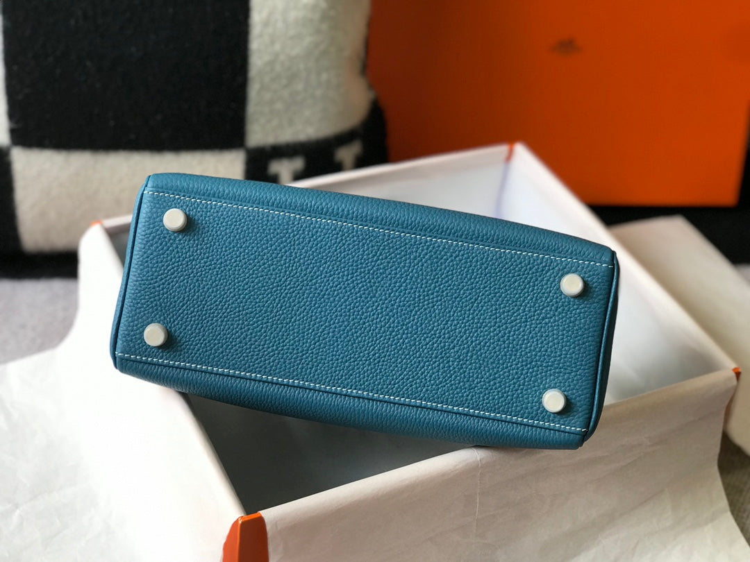 HM Kelly 32 cm, cuero Togo azul vaquero, herrajes dorados