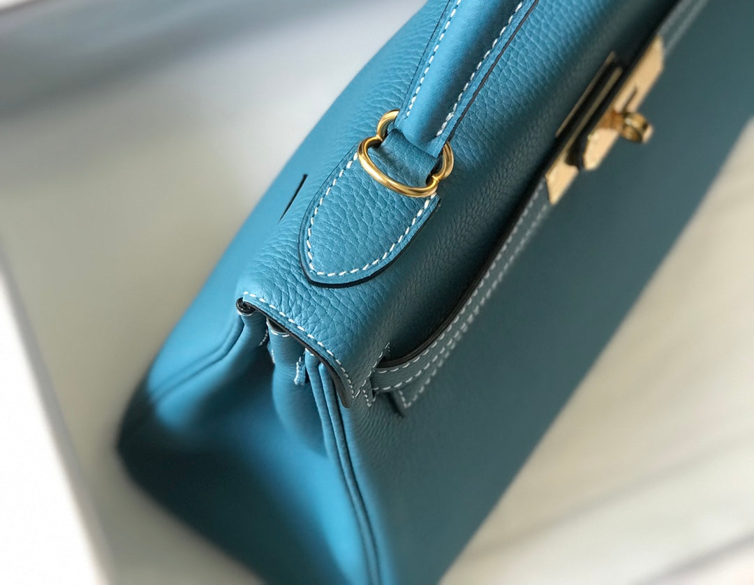 HM Kelly 32 cm, cuero Togo azul vaquero, herrajes dorados