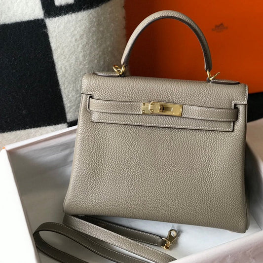HM Kelly 32 cm, piel Togo color topo desierto, herrajes dorados