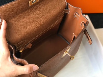 HM Kelly 32 cm, cuero Togo dorado, herrajes dorados