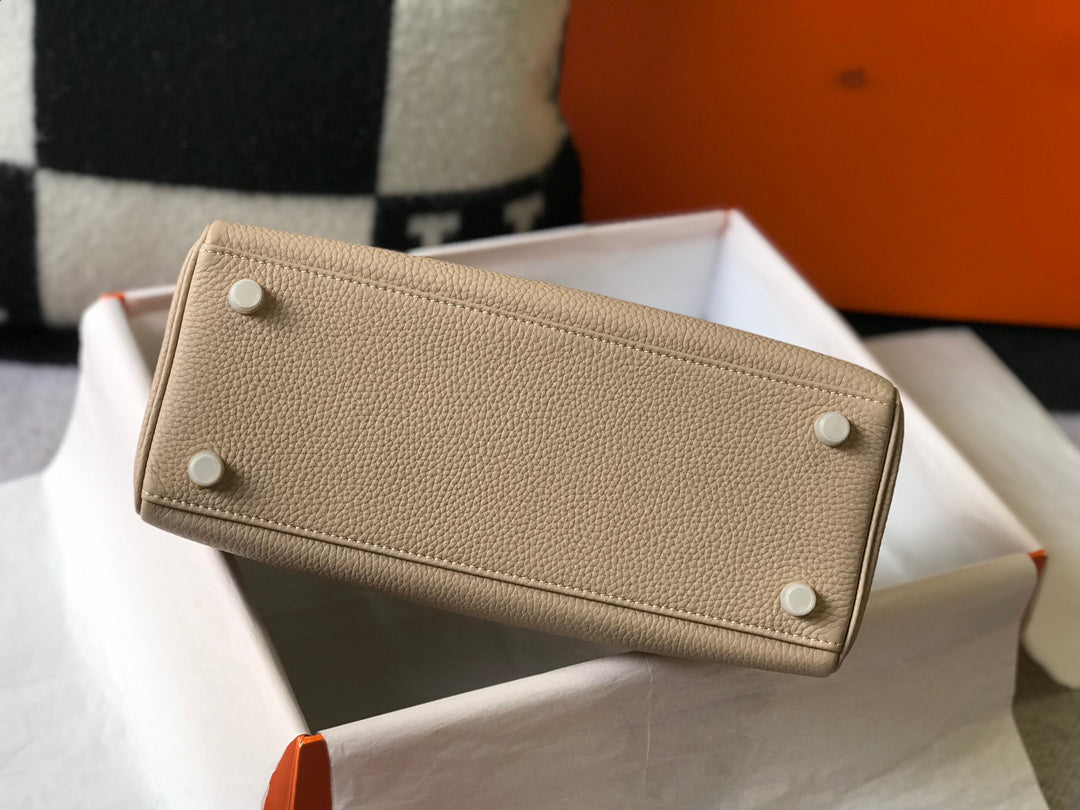 Hm Kelly 32 cm, piel Togo beige, herrajes dorados