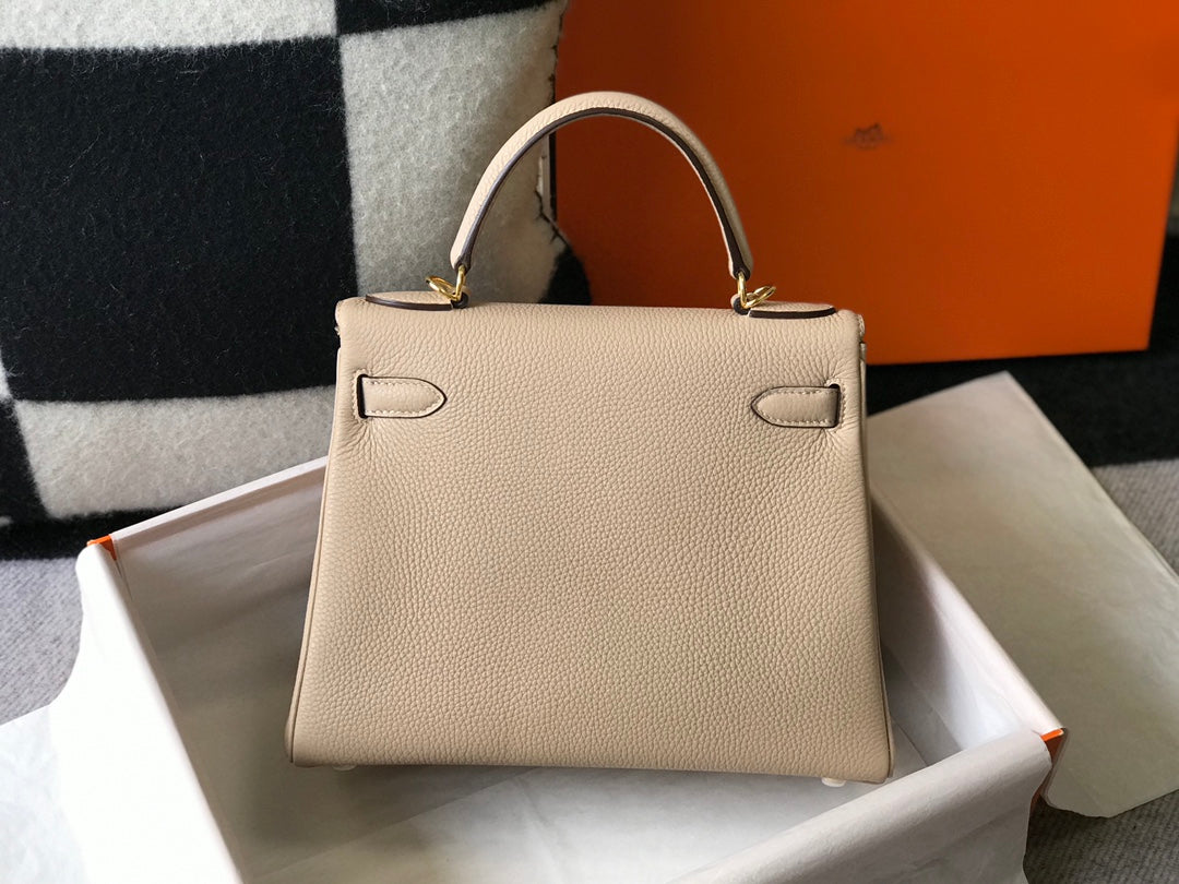 Hm Kelly 32 cm, piel Togo beige, herrajes dorados