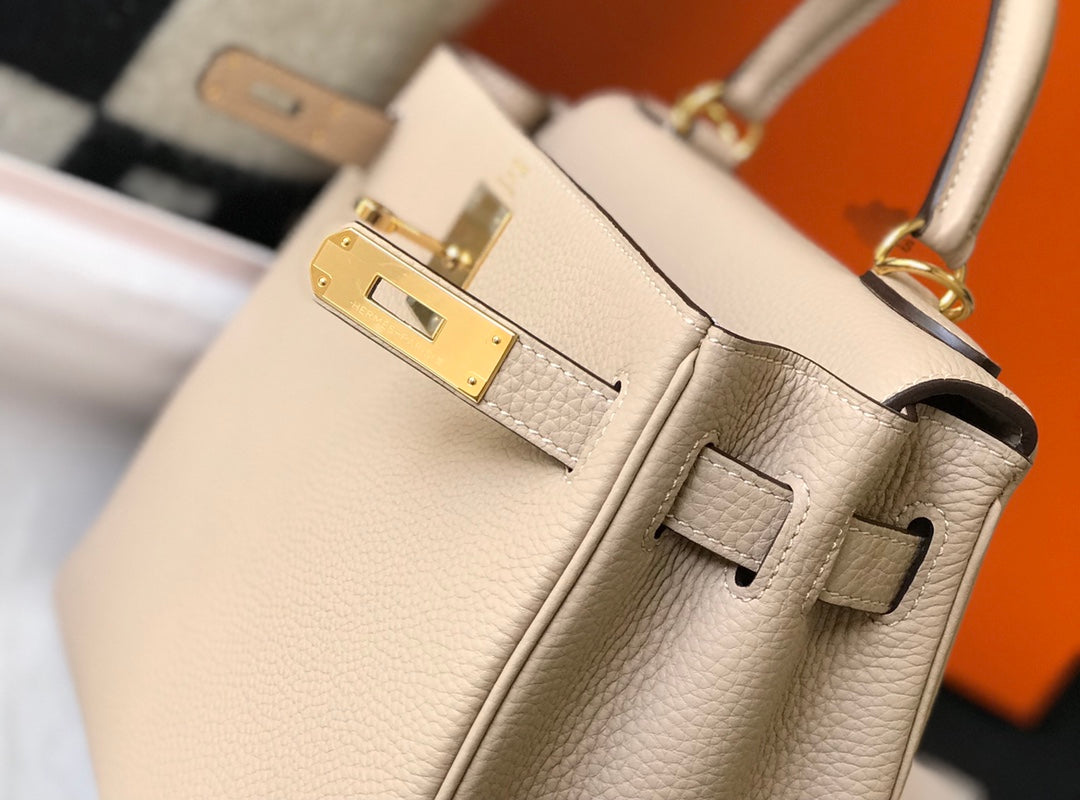 Hm Kelly 32 cm, piel Togo beige, herrajes dorados