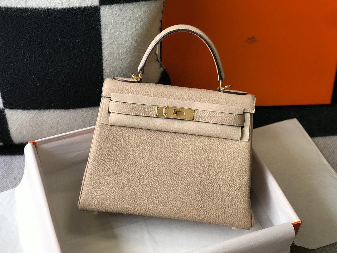 Hm Kelly 32 cm, piel Togo beige, herrajes dorados