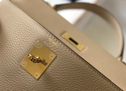 Hm Kelly 32 cm, piel Togo beige, herrajes dorados