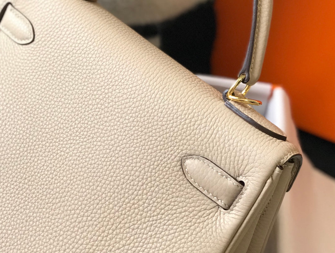 Hm Kelly 32 cm, piel Togo beige, herrajes dorados
