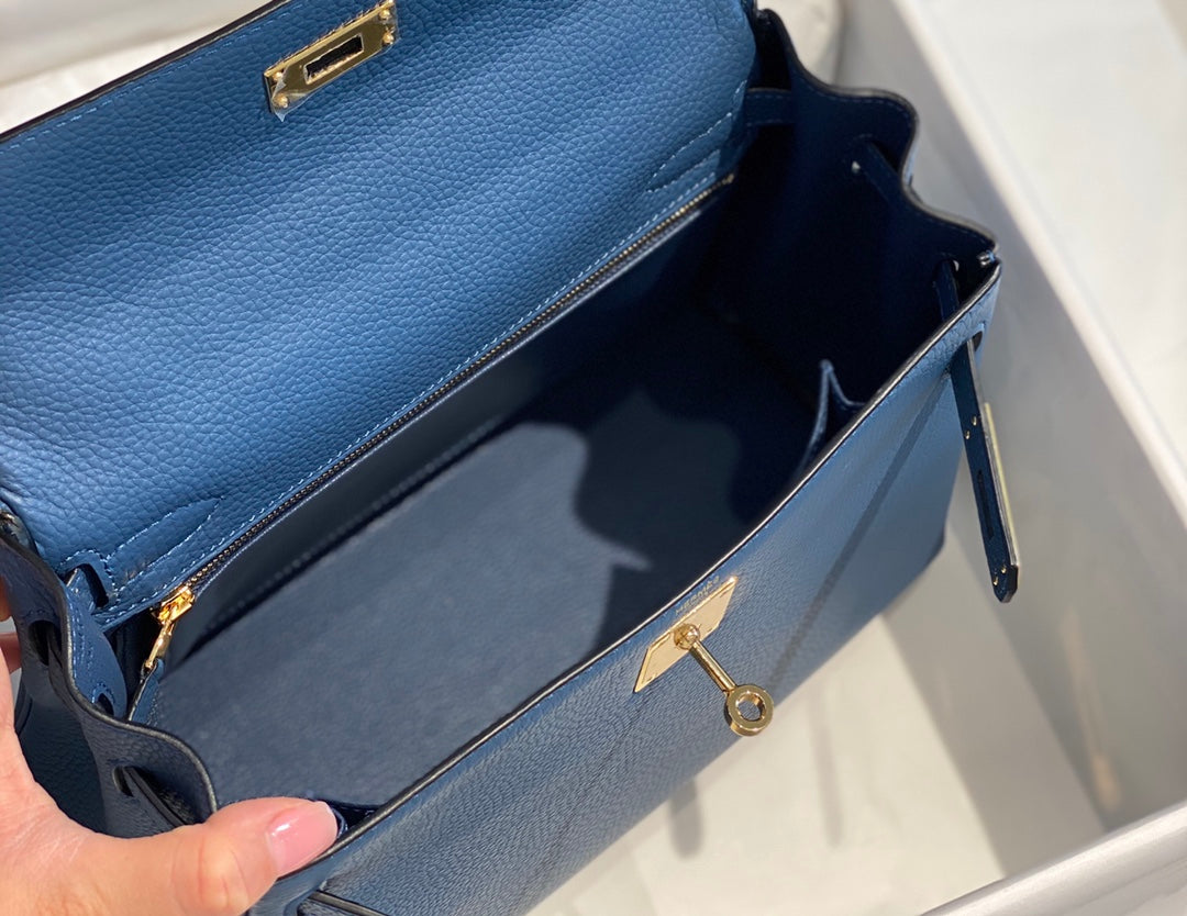 HM Kelly 32 cm, cuero Togo azul, herrajes dorados