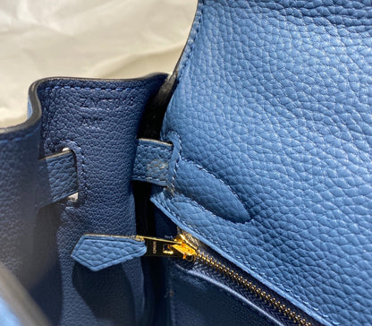 HM Kelly 32 cm, cuero Togo azul, herrajes dorados