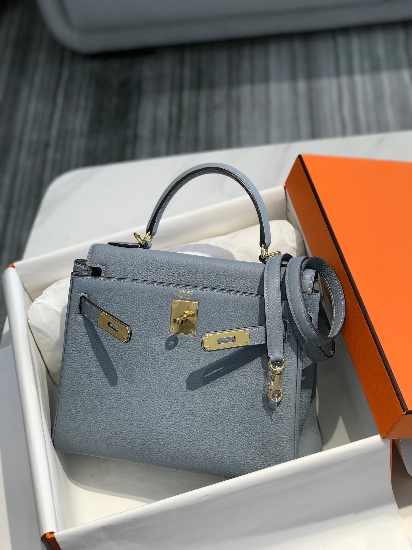 HM KELLY 25 CM LINO AZUL TOGO HARDWARE DORADO