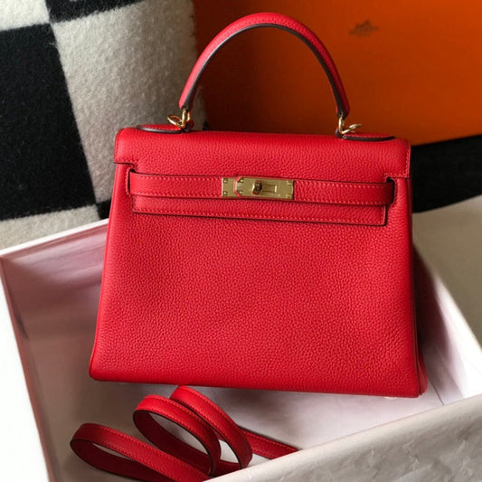 HM Kelly 32 cm, cuero Togo rojo, herrajes dorados