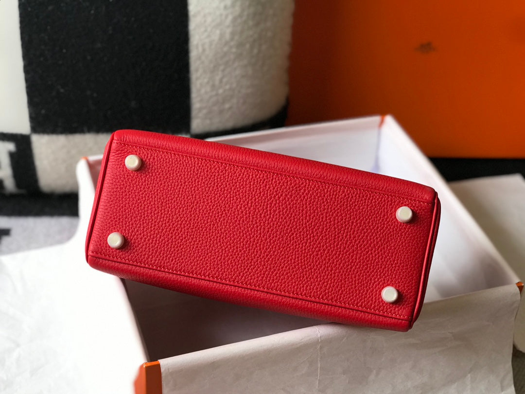 HM Kelly 32 cm, cuero Togo rojo, herrajes dorados