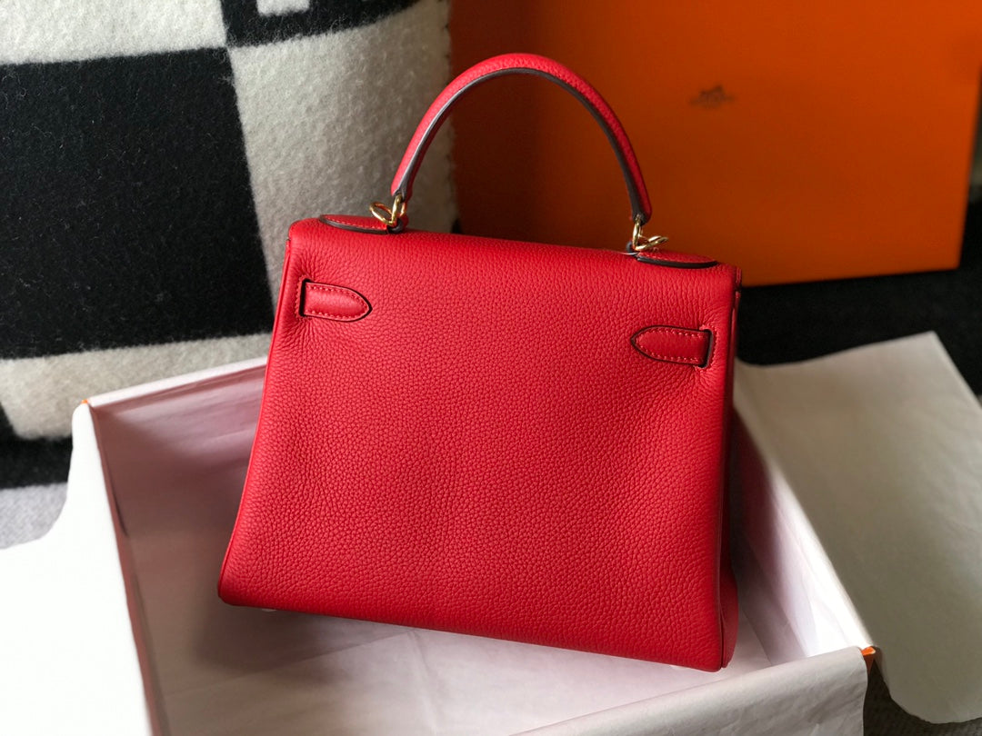 HM Kelly 32 cm, cuero Togo rojo, herrajes dorados