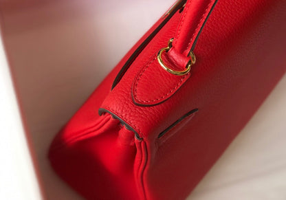HM Kelly 32 cm, cuero Togo rojo, herrajes dorados