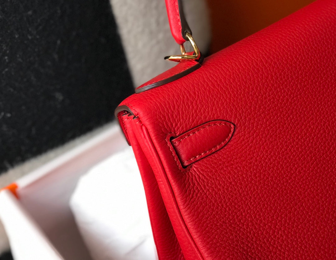 HM Kelly 32 cm, cuero Togo rojo, herrajes dorados