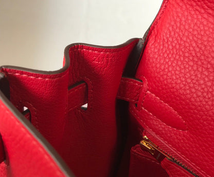 HM Kelly 32 cm, cuero Togo rojo, herrajes dorados