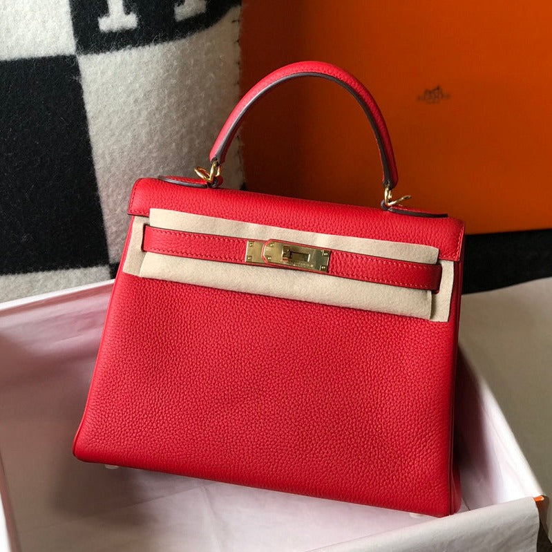 HM Kelly 32 cm, cuero Togo rojo, herrajes dorados