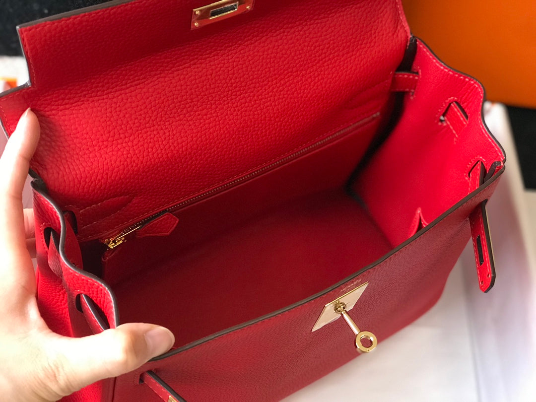 HM Kelly 32 cm, cuero Togo rojo, herrajes dorados