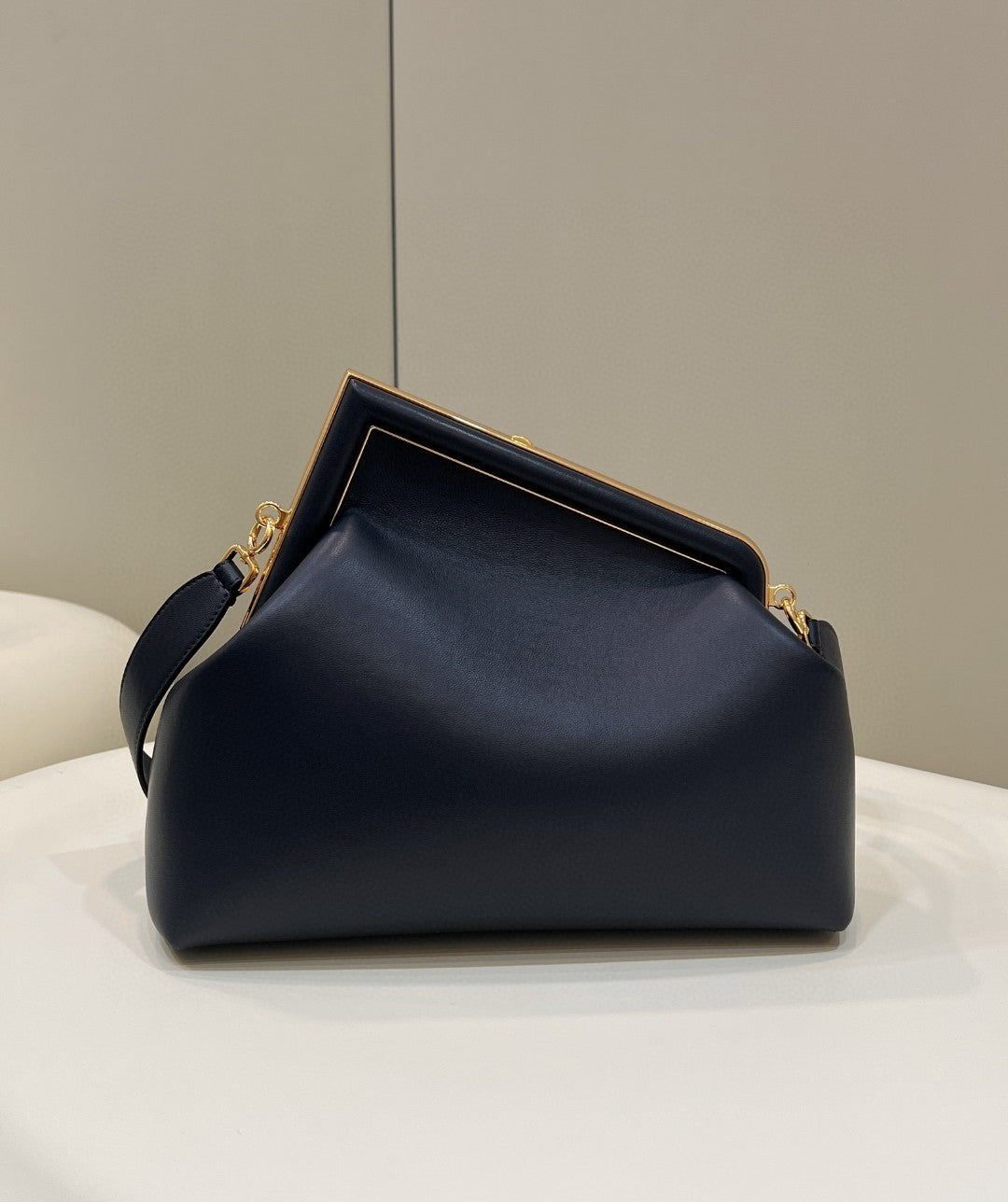 BOLSO FENDI FIRST SMALL 32 EN PIEL NAPPA NEGRA CON HERRAJES DORADOS