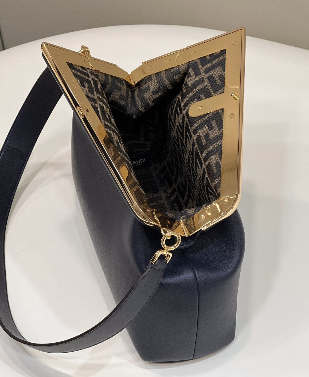 BOLSO FENDI FIRST SMALL 32 EN PIEL NAPPA NEGRA CON HERRAJES DORADOS