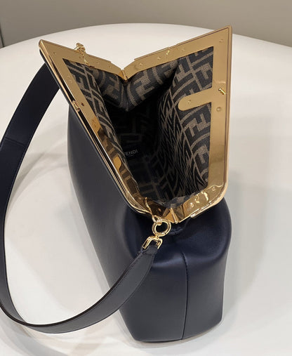 BOLSO FENDI FIRST SMALL 32 EN PIEL NAPPA NEGRA CON HERRAJES DORADOS