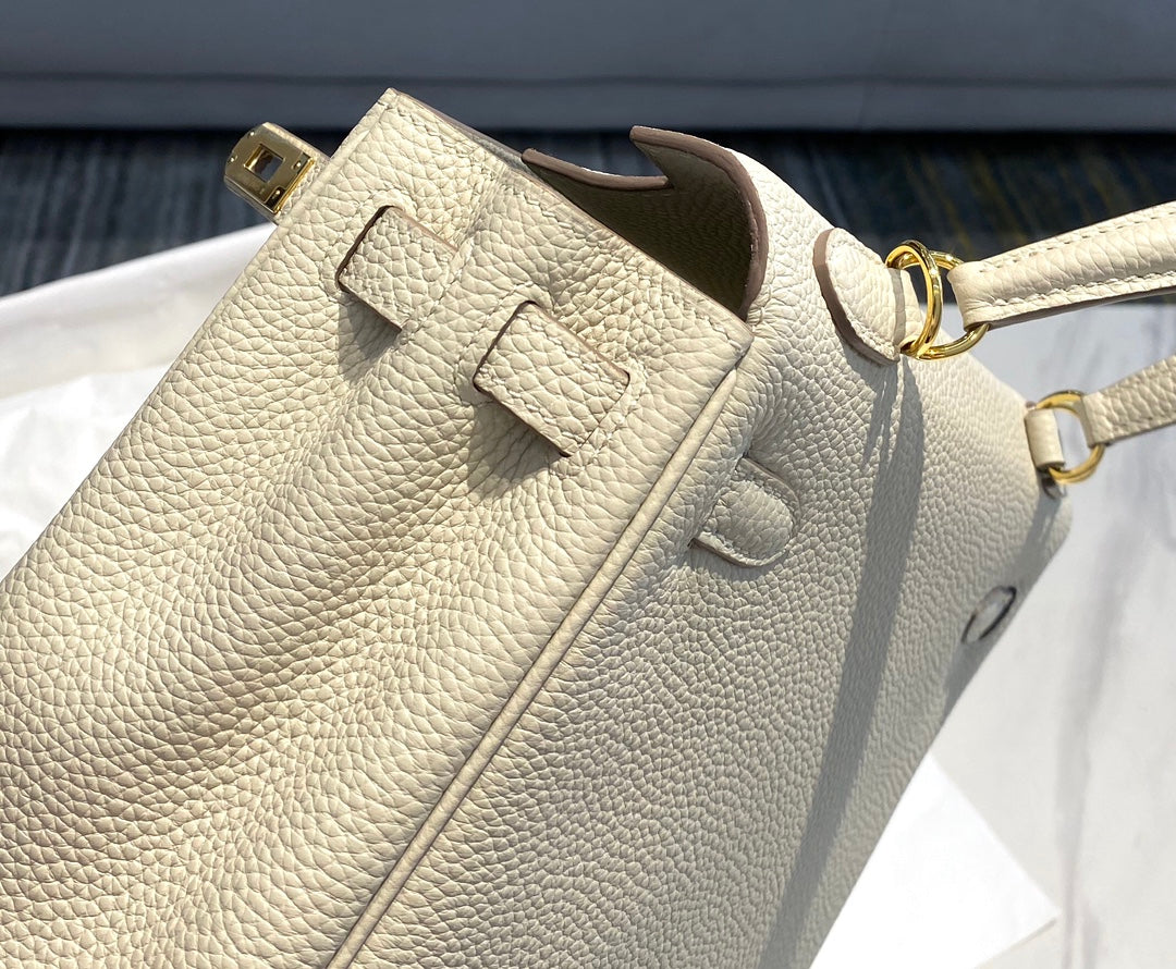 HM Kelly 32 cm, piel Togo color crema, herrajes dorados