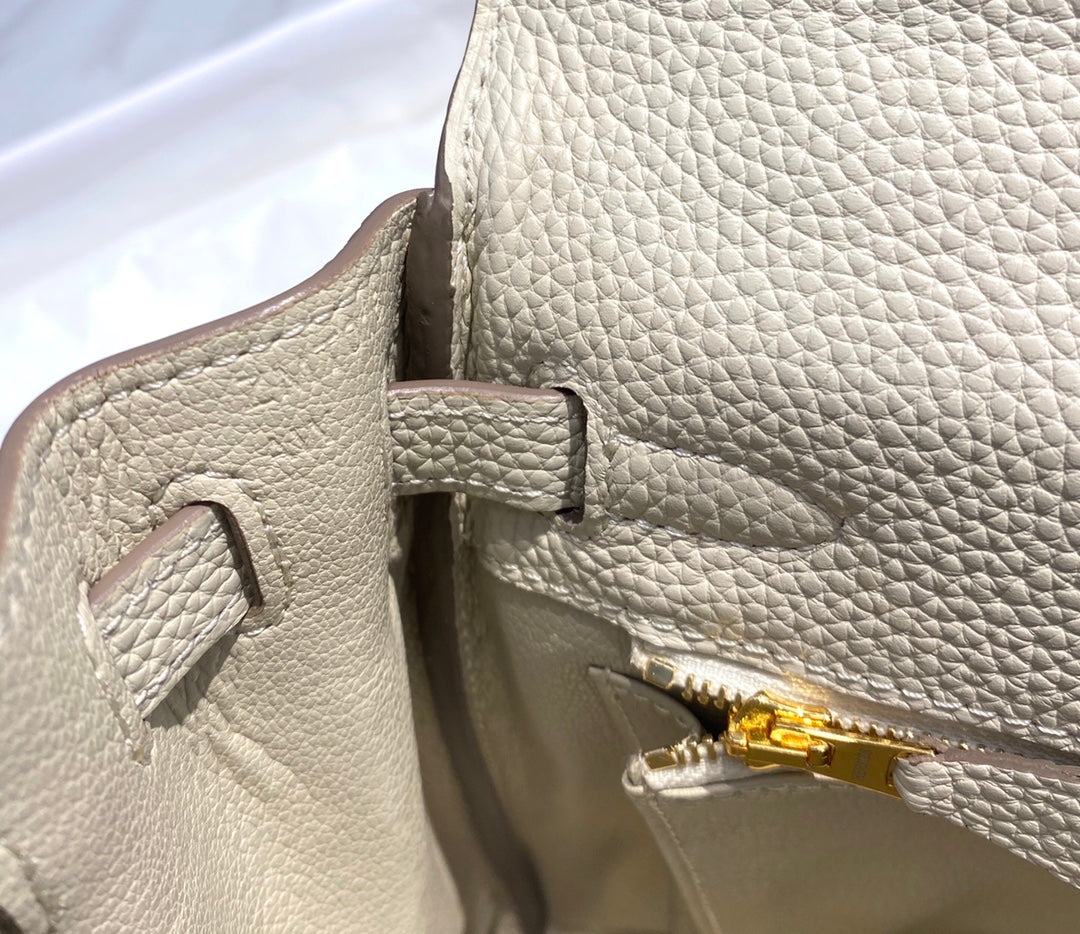 HM Kelly 32 cm, piel Togo color crema, herrajes dorados