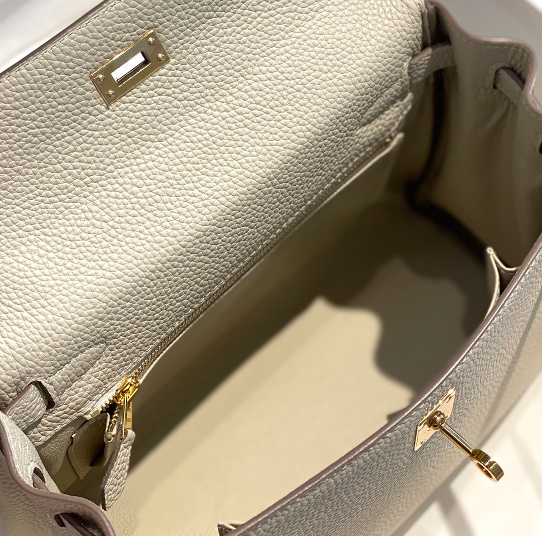 HM Kelly 32 cm, piel Togo color crema, herrajes dorados
