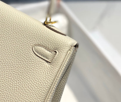 HM Kelly 32 cm, piel Togo color crema, herrajes dorados