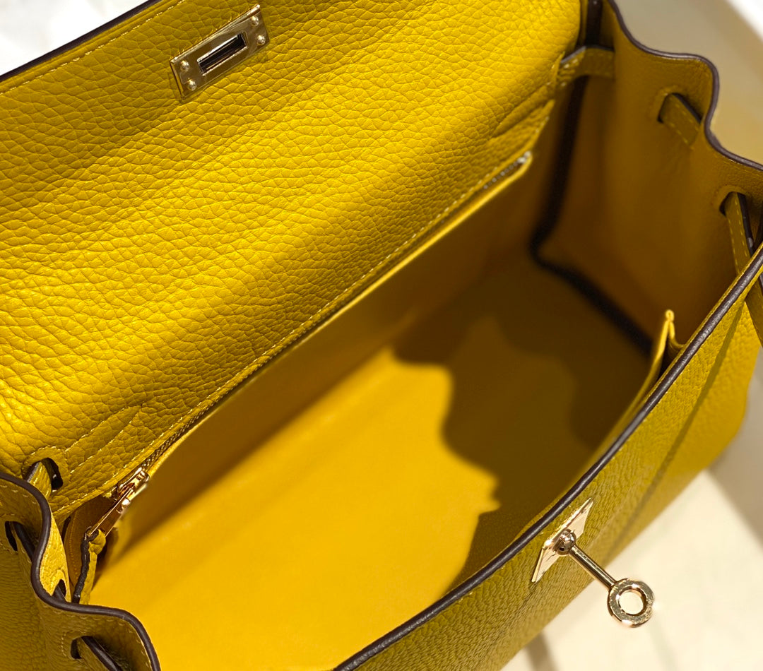 HM Kelly 32 cm, cuero Togo amarillo, herrajes dorados