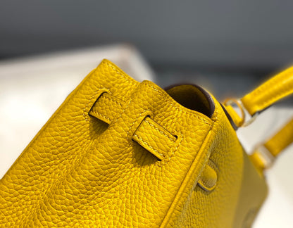 HM Kelly 32 cm, cuero Togo amarillo, herrajes dorados