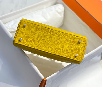 HM Kelly 32 cm, cuero Togo amarillo, herrajes dorados