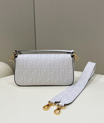BOLSO BAGUETTE FENDI 27 DE PIEL DE BECERRO BLANCA CON ETIQUETA ADJUNTA Y HERRAJES DORADOS