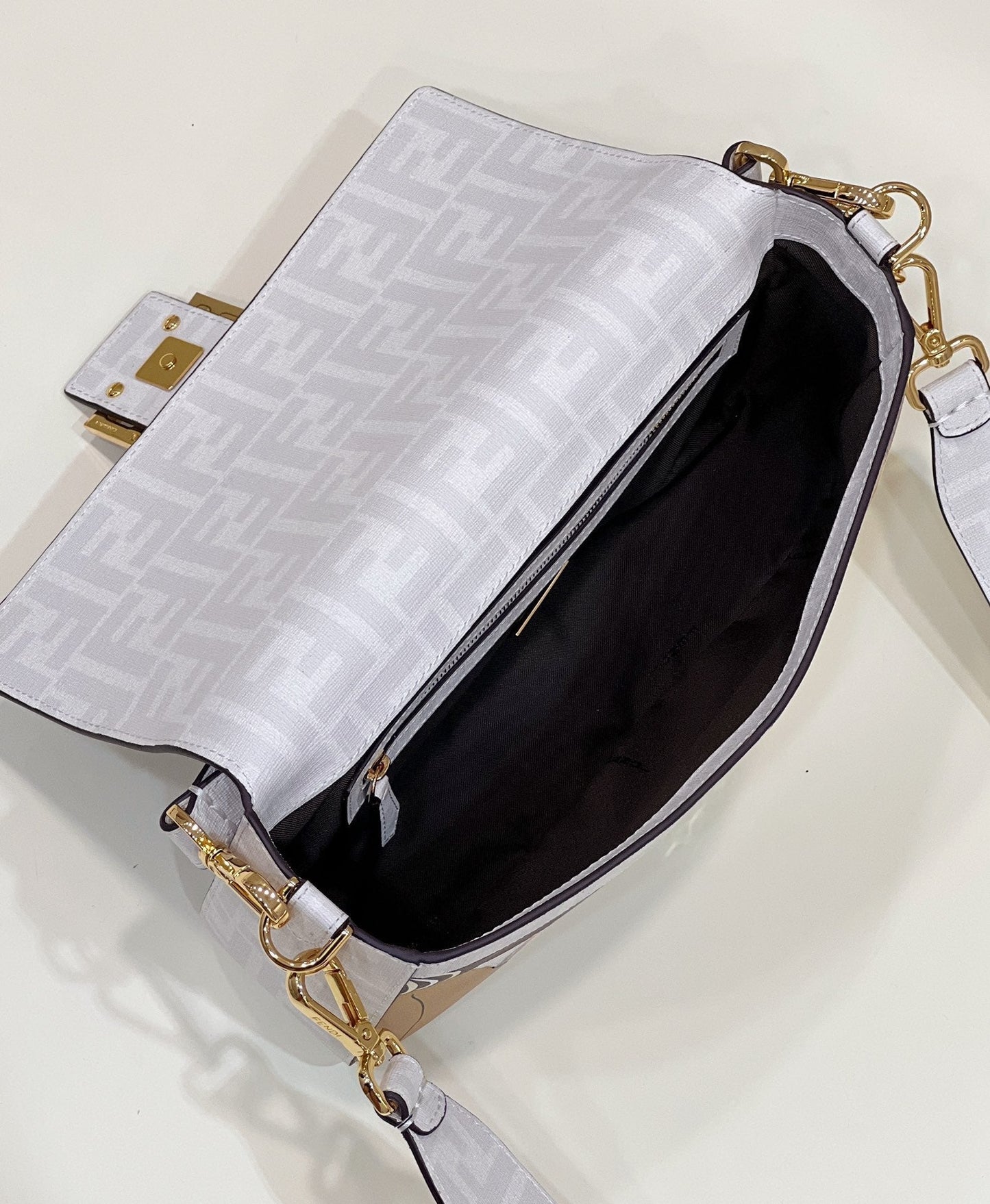 BOLSO BAGUETTE FENDI 27 DE PIEL DE BECERRO BLANCA CON ETIQUETA ADJUNTA Y HERRAJES DORADOS