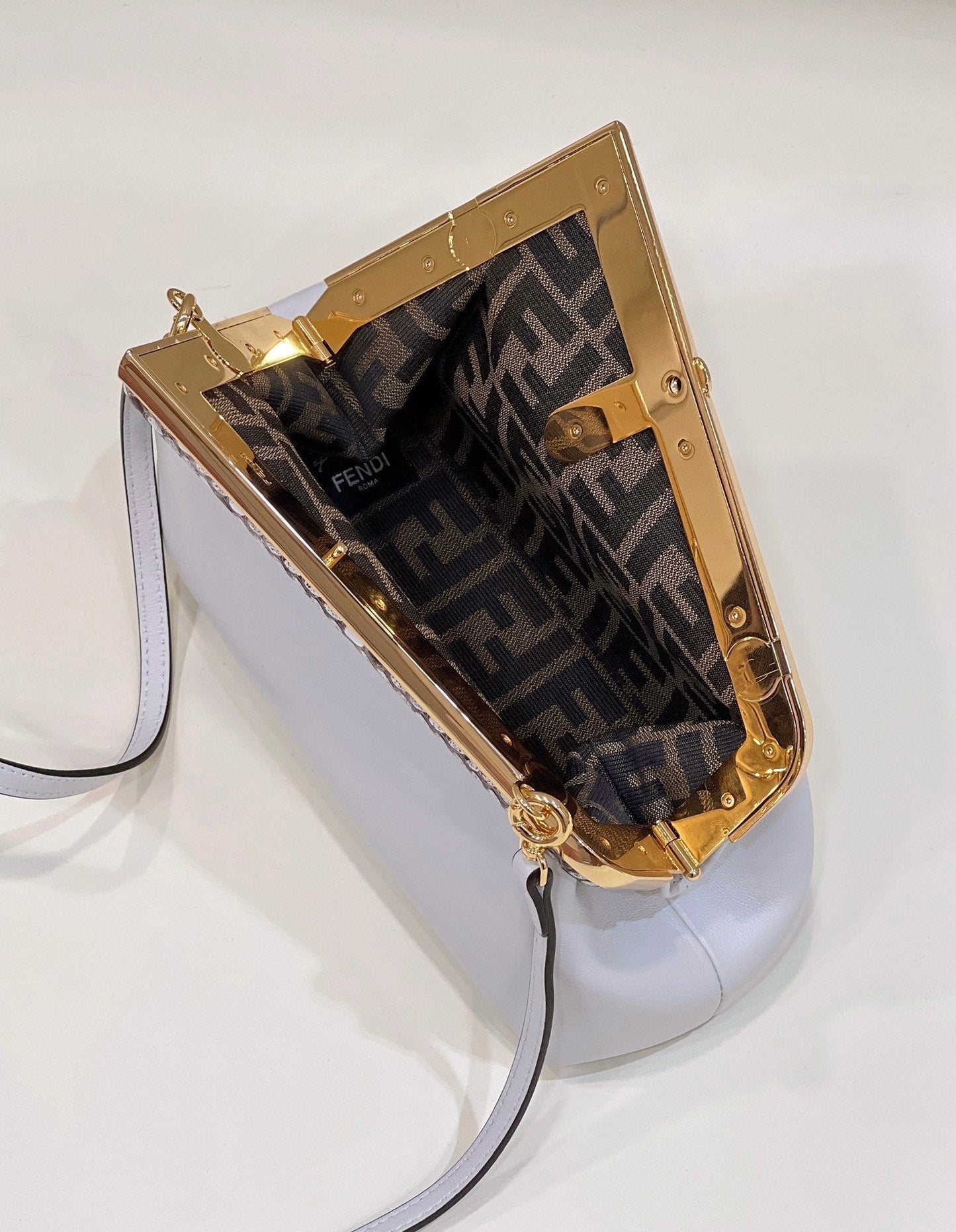 BOLSO FENDI FIRST SMALL 26 DE PIEL BLANCA CON DETALLES EXÓTICOS