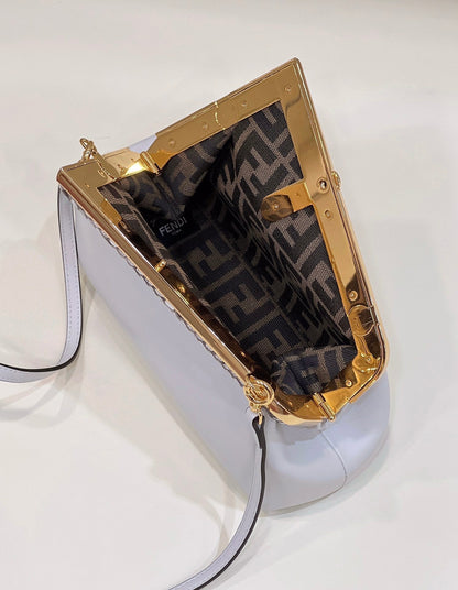 BOLSO FENDI FIRST SMALL 26 DE PIEL BLANCA CON DETALLES EXÓTICOS